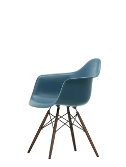 Eames Plastic Armchair DAW, mørkbejdset ahorntræ fra<Vitra Discount