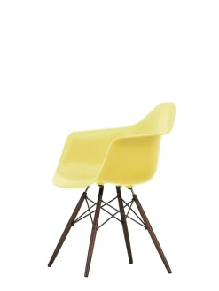 Eames Plastic Armchair DAW, mørkbejdset ahorntræ fra<Vitra Discount