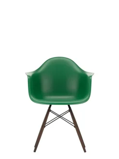Eames Plastic Armchair DAW, mørkbejdset ahorntræ fra<Vitra Discount