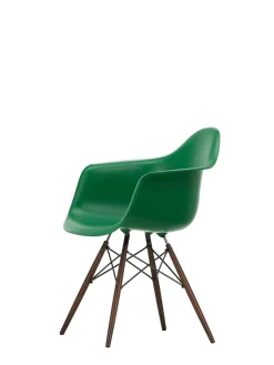 Eames Plastic Armchair DAW, mørkbejdset ahorntræ fra<Vitra Discount
