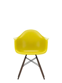 Eames Plastic Armchair DAW, mørkbejdset ahorntræ fra<Vitra Discount