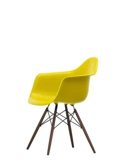 Eames Plastic Armchair DAW, mørkbejdset ahorntræ fra<Vitra Discount
