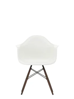 Eames Plastic Armchair DAW, mørkbejdset ahorntræ fra<Vitra Discount