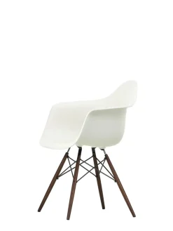 Eames Plastic Armchair DAW, mørkbejdset ahorntræ fra<Vitra Discount