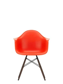 Eames Plastic Armchair DAW, mørkbejdset ahorntræ fra<Vitra Discount