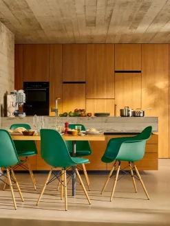 Eames Plastic Armchair DAW, ahorntræ fra<Vitra Online