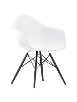 Eames Plastic Armchair DAW, sortlakeret ahorntræ fra<Vitra Discount