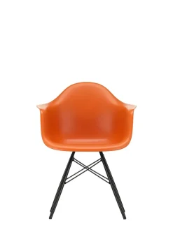 Eames Plastic Armchair DAW, sortlakeret ahorntræ fra<Vitra Discount