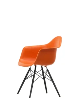 Eames Plastic Armchair DAW, sortlakeret ahorntræ fra<Vitra Discount