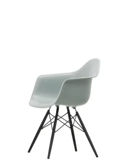 Eames Plastic Armchair DAW, sortlakeret ahorntræ fra<Vitra Discount