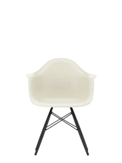 Eames Plastic Armchair DAW, sortlakeret ahorntræ fra<Vitra Discount