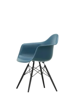 Eames Plastic Armchair DAW, sortlakeret ahorntræ fra<Vitra Discount