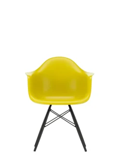 Eames Plastic Armchair DAW, sortlakeret ahorntræ fra<Vitra Discount