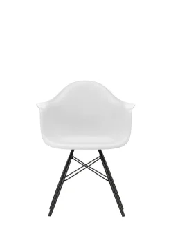 Eames Plastic Armchair DAW, sortlakeret ahorntræ fra<Vitra Discount