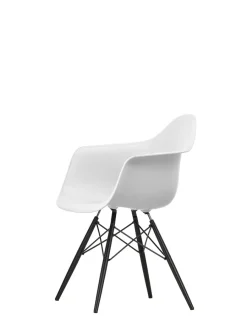 Eames Plastic Armchair DAW, sortlakeret ahorntræ fra<Vitra Discount