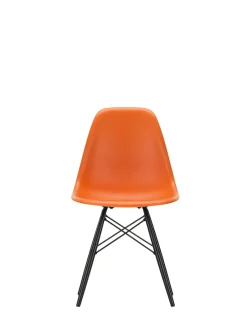 Eames Plastic Side Chair DSW, sortlakeret ahorntræ fra<Vitra Hot
