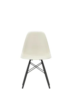 Eames Plastic Side Chair DSW, sortlakeret ahorntræ fra<Vitra Hot