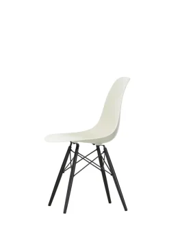 Eames Plastic Side Chair DSW, sortlakeret ahorntræ fra<Vitra Hot