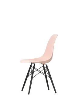 Eames Plastic Side Chair DSW, sortlakeret ahorntræ fra<Vitra Hot