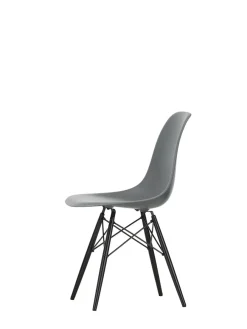 Eames Plastic Side Chair DSW, sortlakeret ahorntræ fra<Vitra Hot