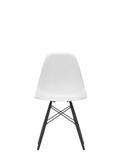 Eames Plastic Side Chair DSW, sortlakeret ahorntræ fra<Vitra Hot