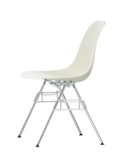 Eames Plastic Side Chair DSS, stabelbar fra<Vitra Outlet
