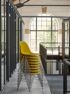 Eames Plastic Side Chair DSS, stabelbar fra<Vitra Outlet