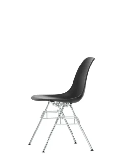 Eames Plastic Side Chair DSS, stabelbar fra<Vitra Outlet