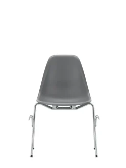 Eames Plastic Side Chair DSS, stabelbar fra<Vitra Outlet