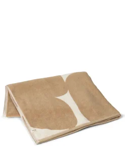 Ebb Beach Towel fra<Ferm Living Hot