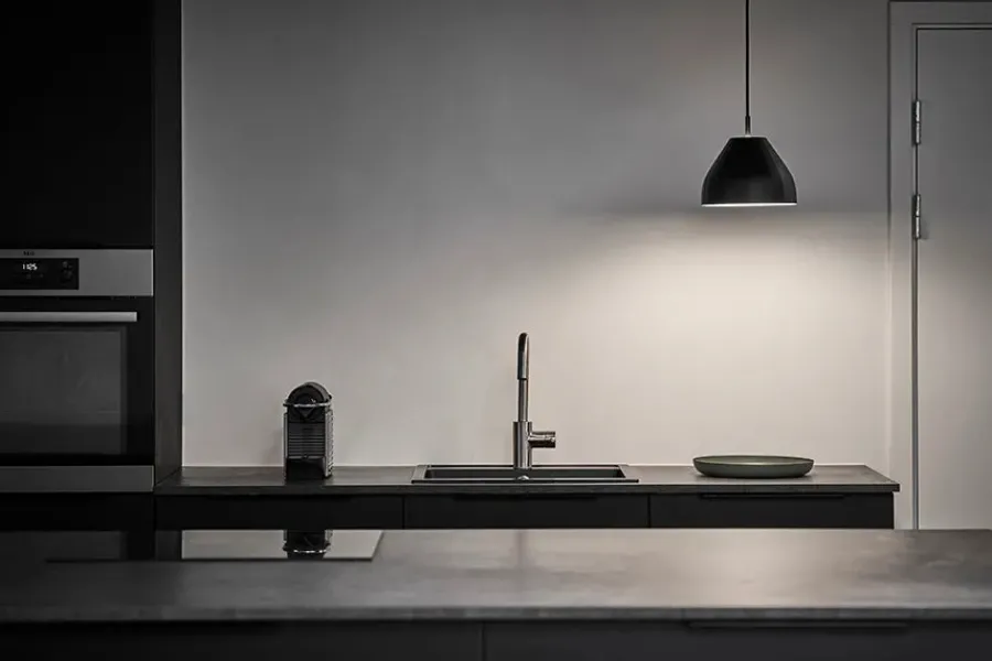 Facet 140 Pendel, sort fra<Le Klint