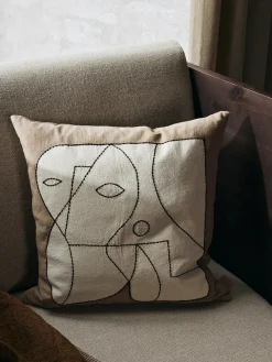 Figure Cushion, dark taupe/off-white fra<Ferm Living Online