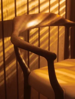 FJ 44 stol, eg olie/vegetal læder af Finn Juhl<House of Finn Juhl New