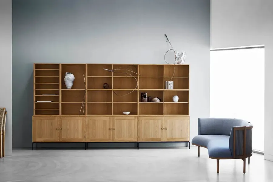 FK63 Reol med ben, hylde og bakker fra<Carl Hansen & Søn Hot