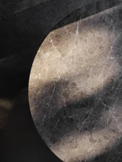 Florence sofabord Ø90, Gris Du Marais fra<New Works Outlet