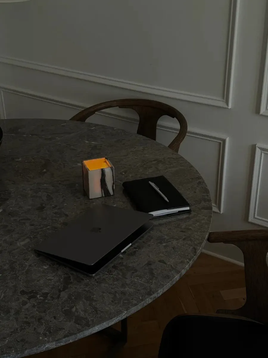 Florence Spisebord Ø145, gris du marais/beige grey fra<New Works Sale