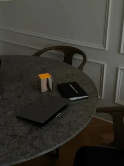 Florence spisebord Ø145, white viola fra<New Works Clearance