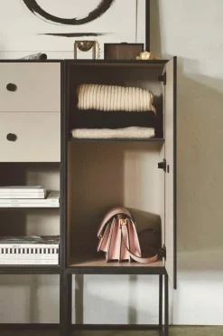 Frame 70 inkl. 2 skuffer og 1 hylde fra<Audo Copenhagen Hot