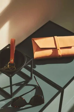 Frame 70 inkl. 2 skuffer og 1 hylde fra<Audo Copenhagen Hot