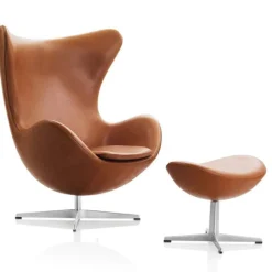 Ægget, Cognac Aura læder, med returdrej inkl. skammel af Arne Jacobsen<Fritz Hansen Best