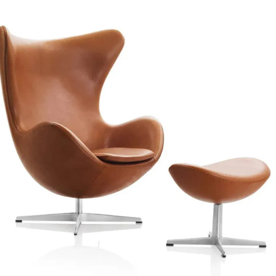 Ægget, Cognac Aura læder, med returdrej inkl. skammel af Arne Jacobsen<Fritz Hansen Best