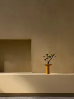 Hana Vase, H26 cm i Ashen fra<Audo Copenhagen Best