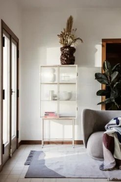 Haze Vitrineskab fra<Ferm Living Outlet
