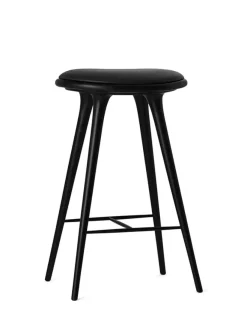 Høj barstol i mørkbejdset eg fra<Mater Hot