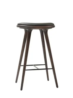 Høj barstol i mørkbejdset eg fra<Mater Hot