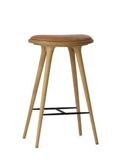 Høj barstol i sæbebehandlet eg fra<Mater Discount