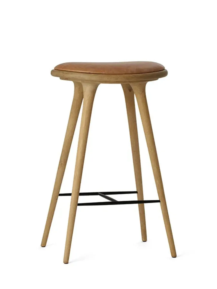 Høj barstol i sæbebehandlet eg fra<Mater Discount