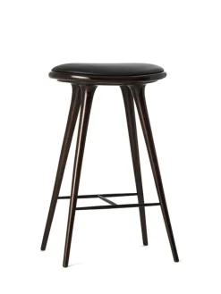 Høj barstol i sæbebehandlet eg fra<Mater Discount