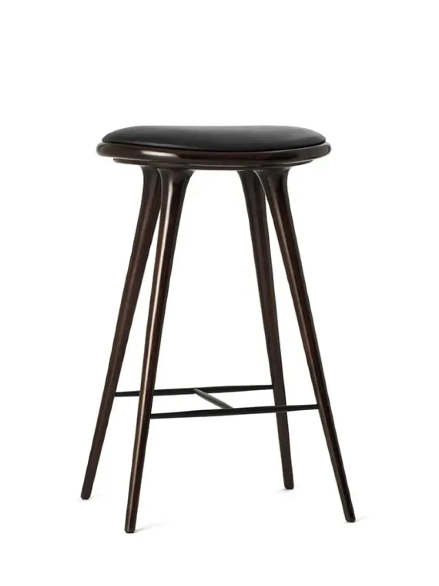 Høj barstol i sæbebehandlet eg fra<Mater Discount