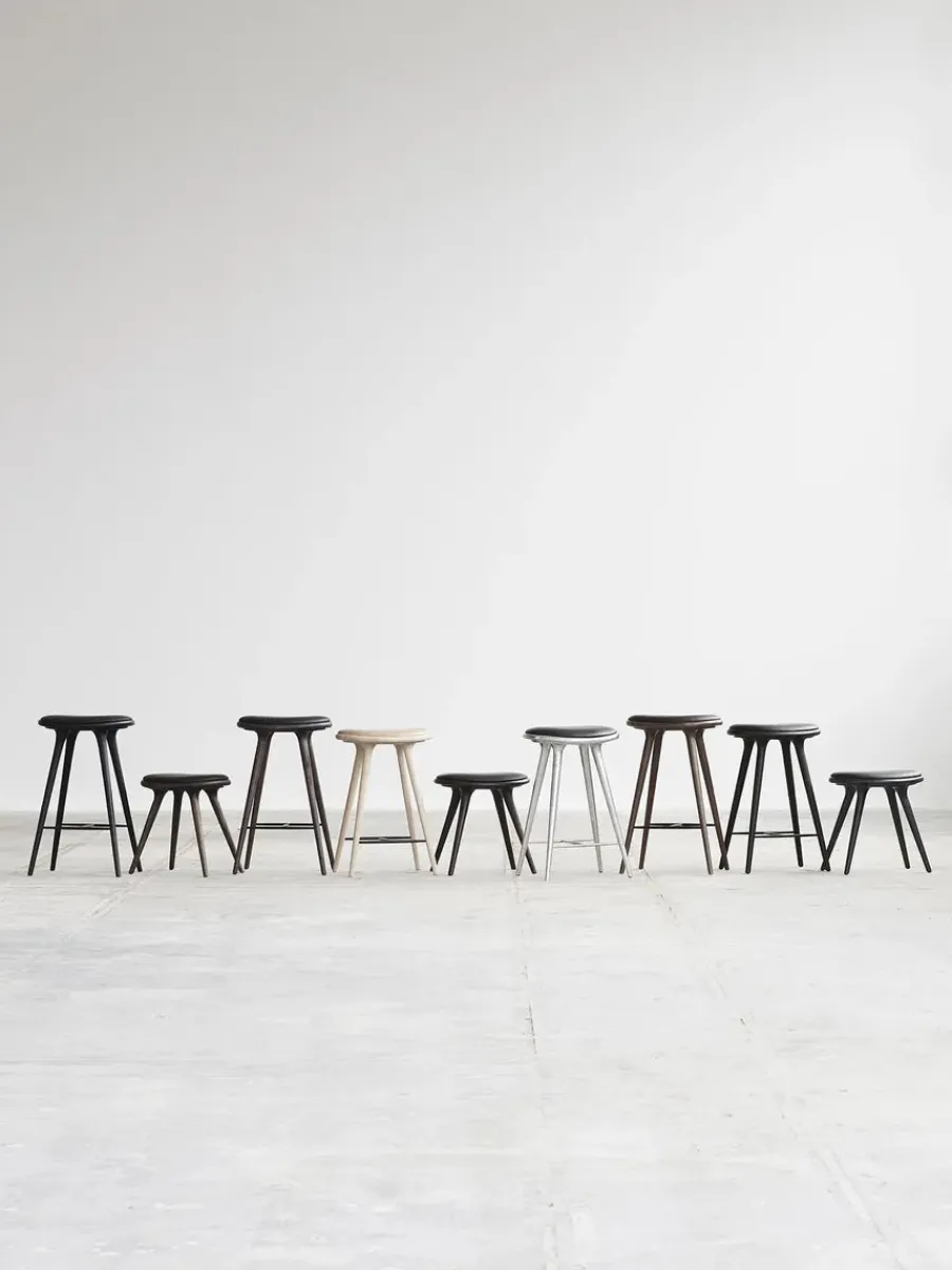 Høj barstol i sæbebehandlet eg fra<Mater Discount